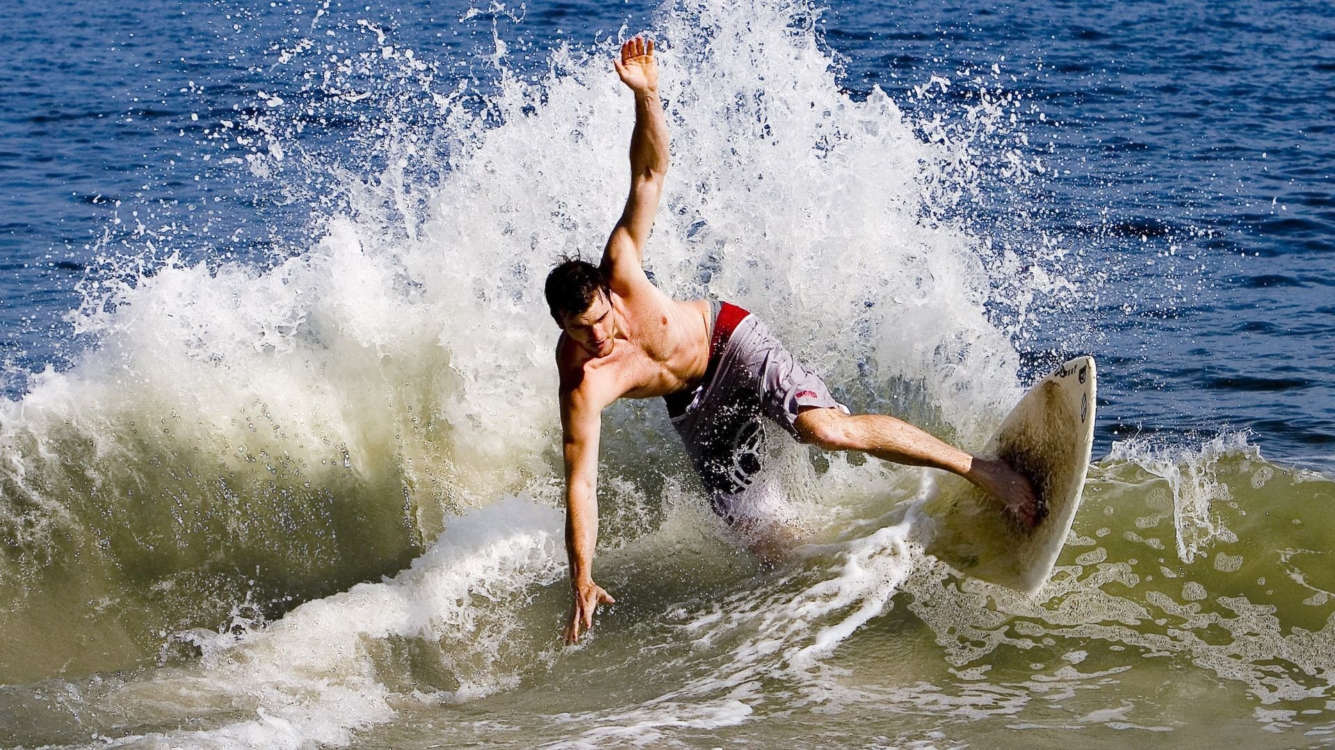 九游-新西兰全黑队的全场压迫式防守让对方进攻难以为继，新西兰全黑战舞视频